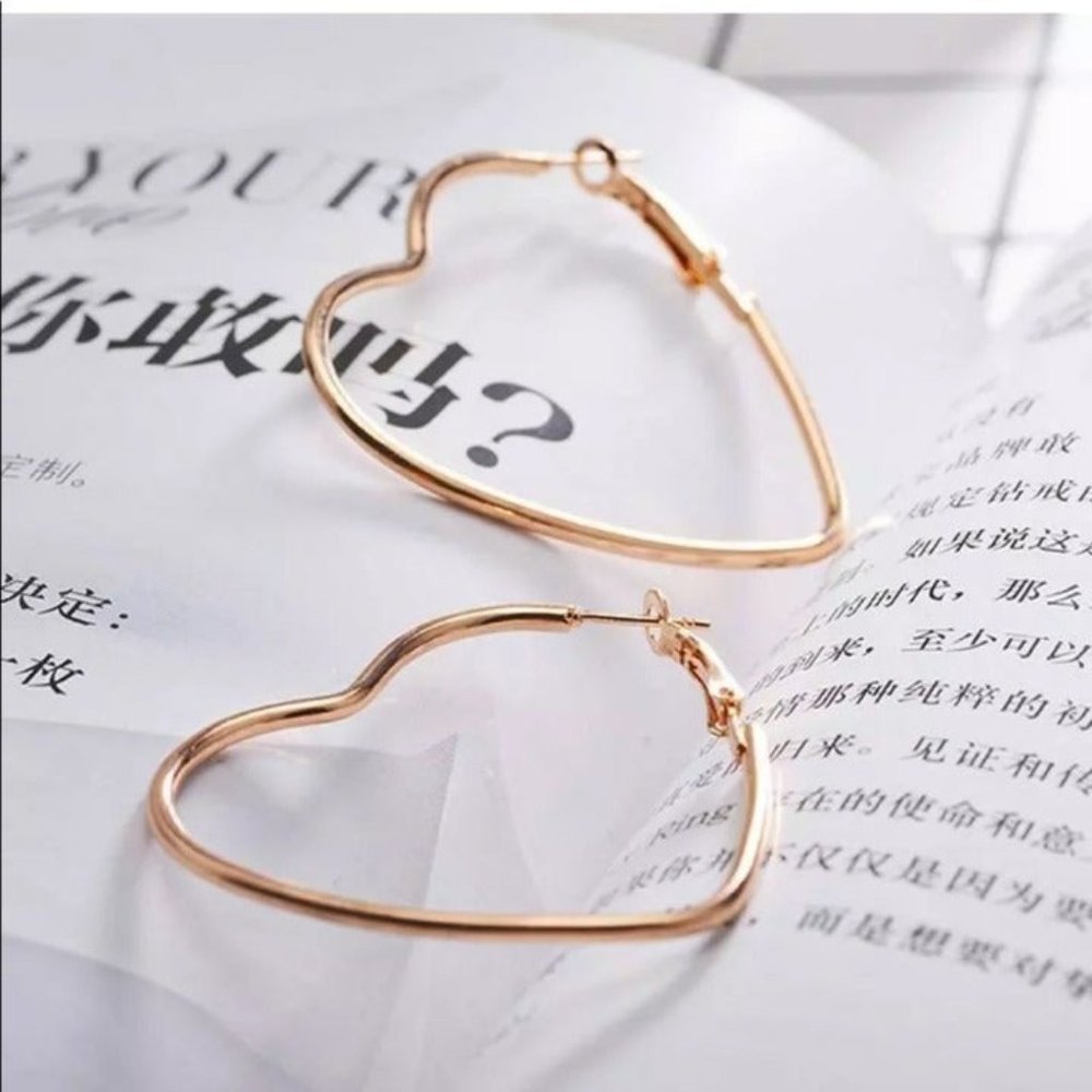 **Beautiful new heart gold dangle style earrings - Picture 3 of 4